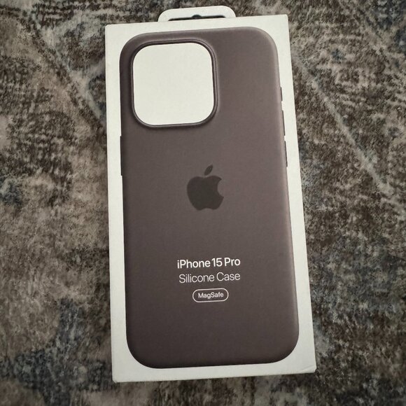 Iphone 15 Pro silicone case - Picture 1 of 2